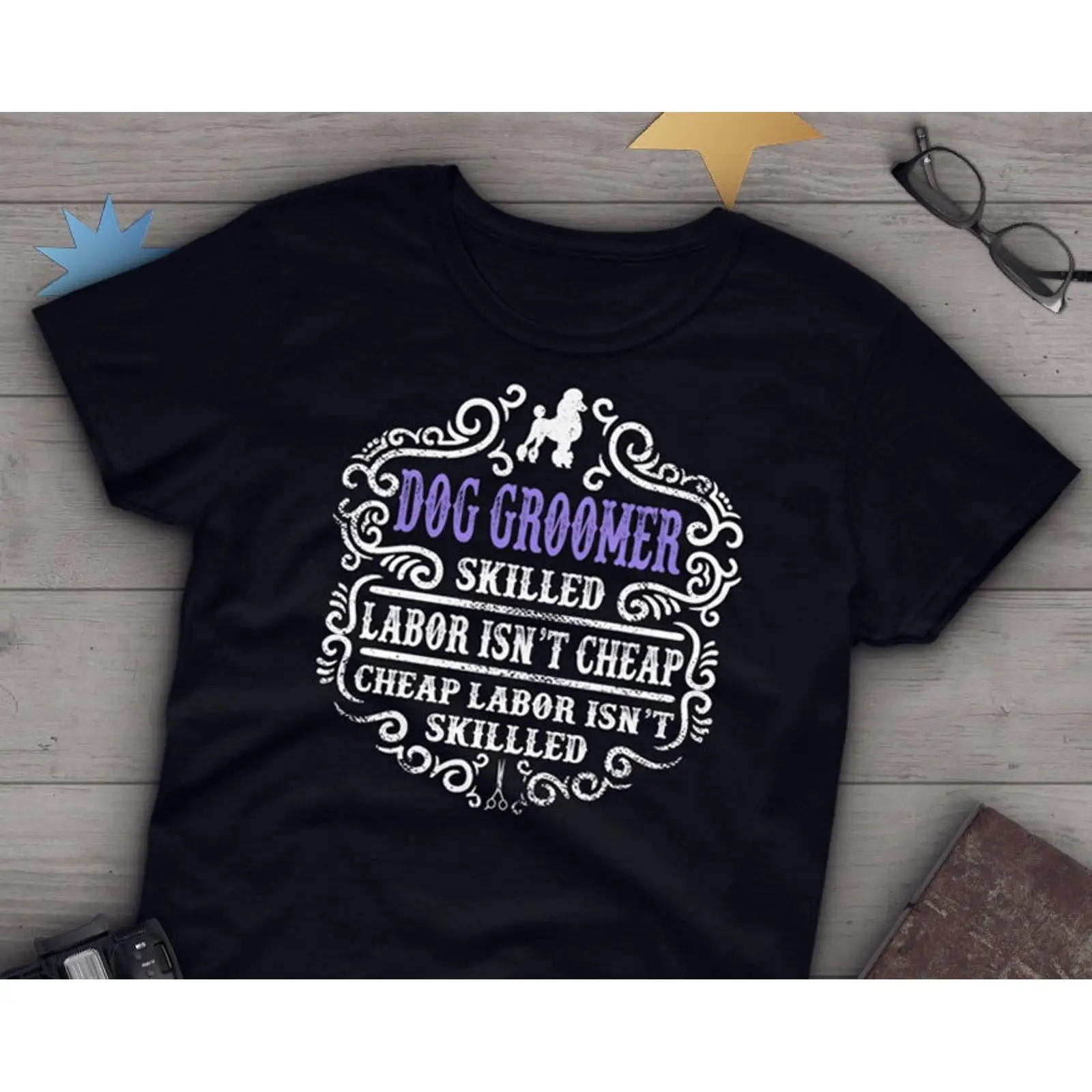 Men'S Grooming Quotes - 犬のトリミングに熟練した技術が必要。笑える名言がプリントされたTシャツ。ペットのトリミング好きへのプレゼントに最適。カジュアルでヴィンテージ風のデザイン。洗い加工を施し、快適な着心地。ユニセックス。